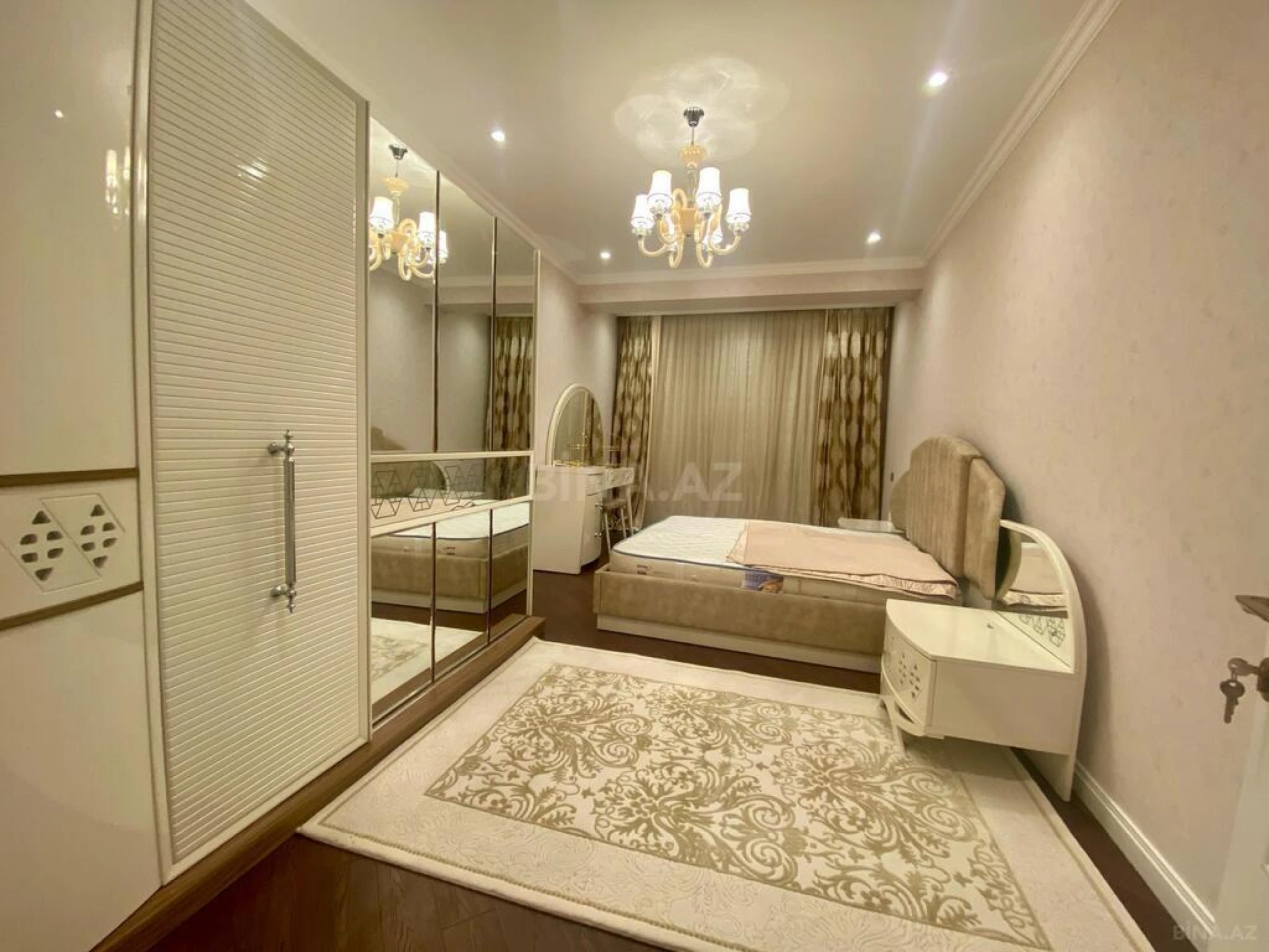 Satılır 4 otaqlı mənzil 144 m²