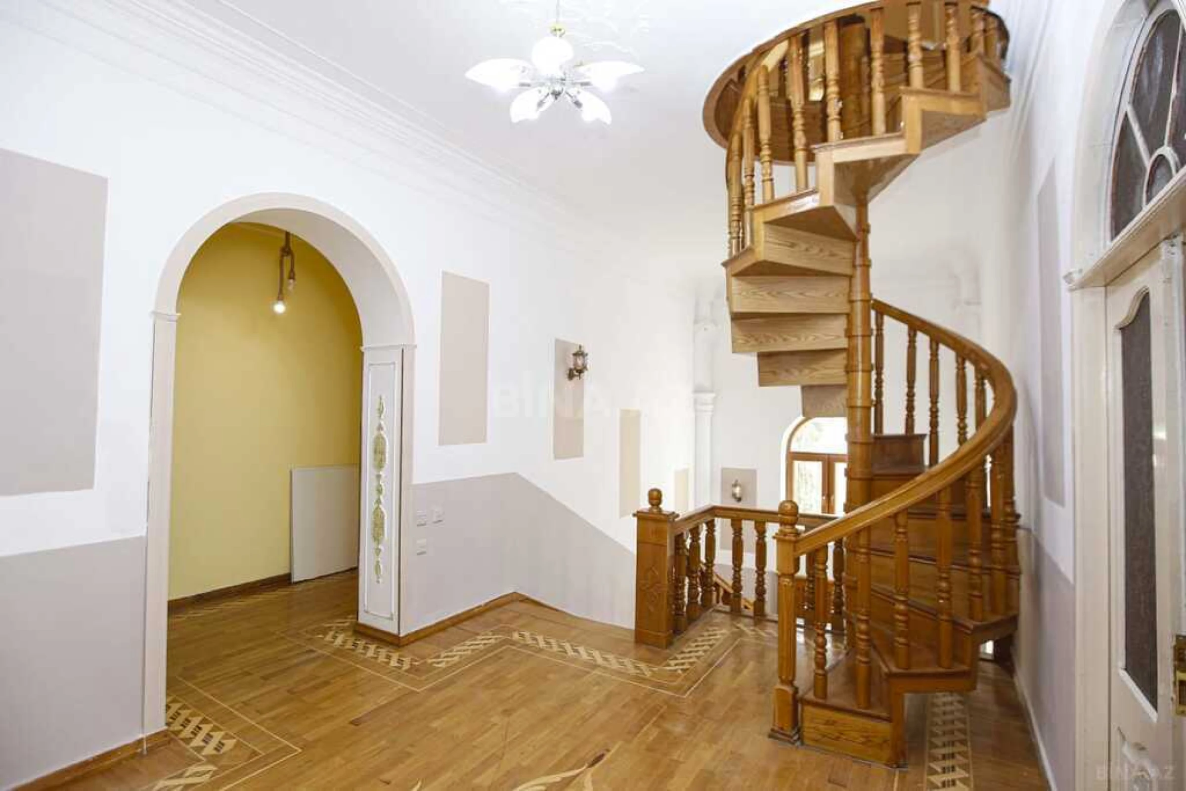 Kirayə verilir 8 otaqlı həyət evi 368 m²