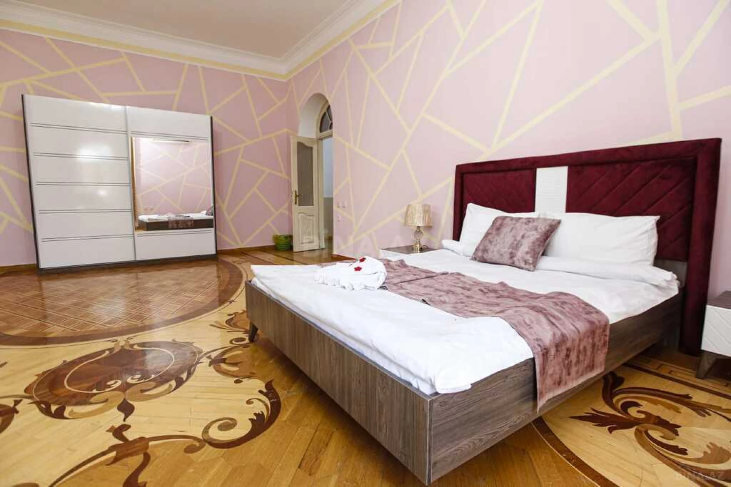 Kirayə verilir 8 otaqlı həyət evi 368 m²