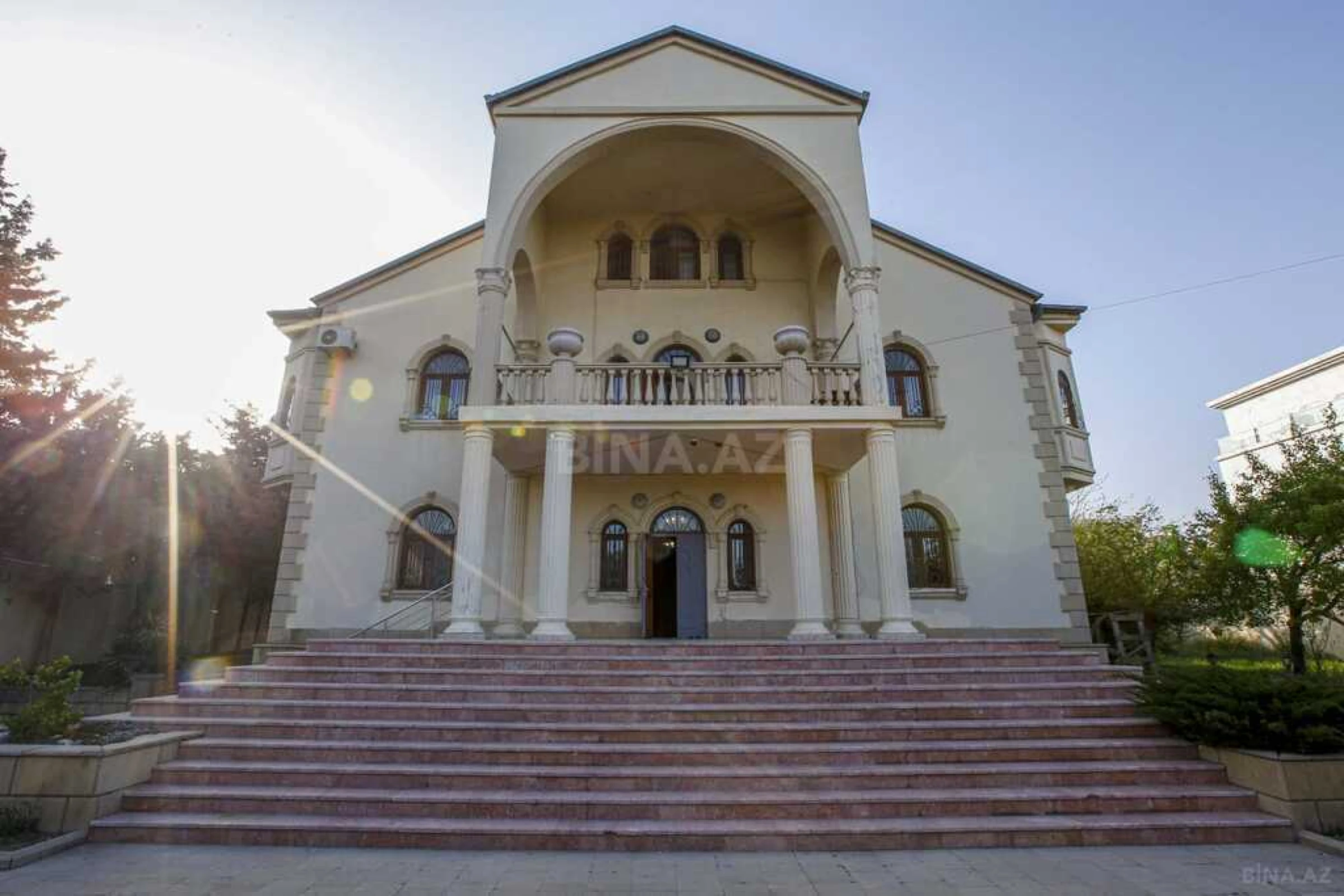 Kirayə verilir 8 otaqlı həyət evi 368 m²