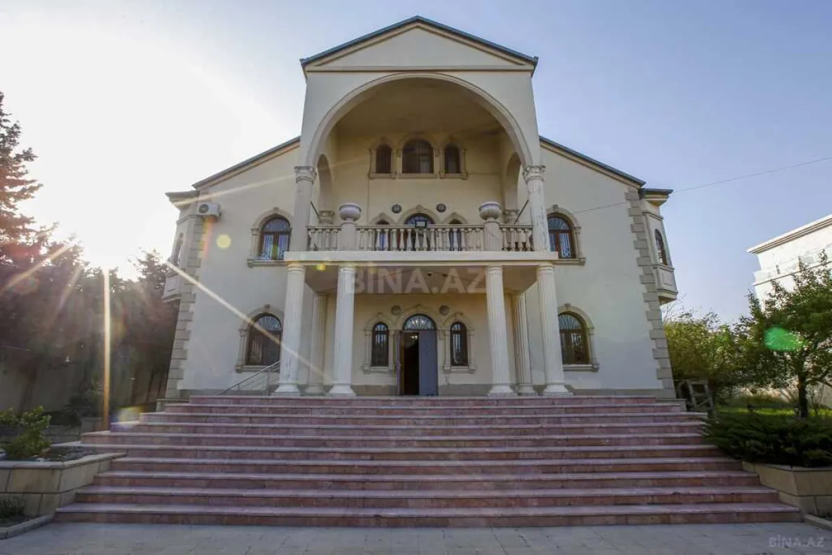 Kirayə verilir 8 otaqlı həyət evi 368 m²