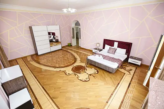 Kirayə verilir 8 otaqlı həyət evi 368 m²