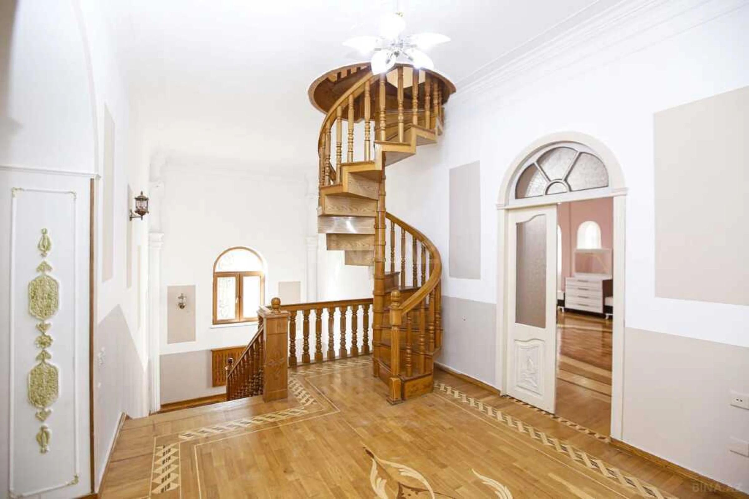 Kirayə verilir 8 otaqlı həyət evi 368 m²