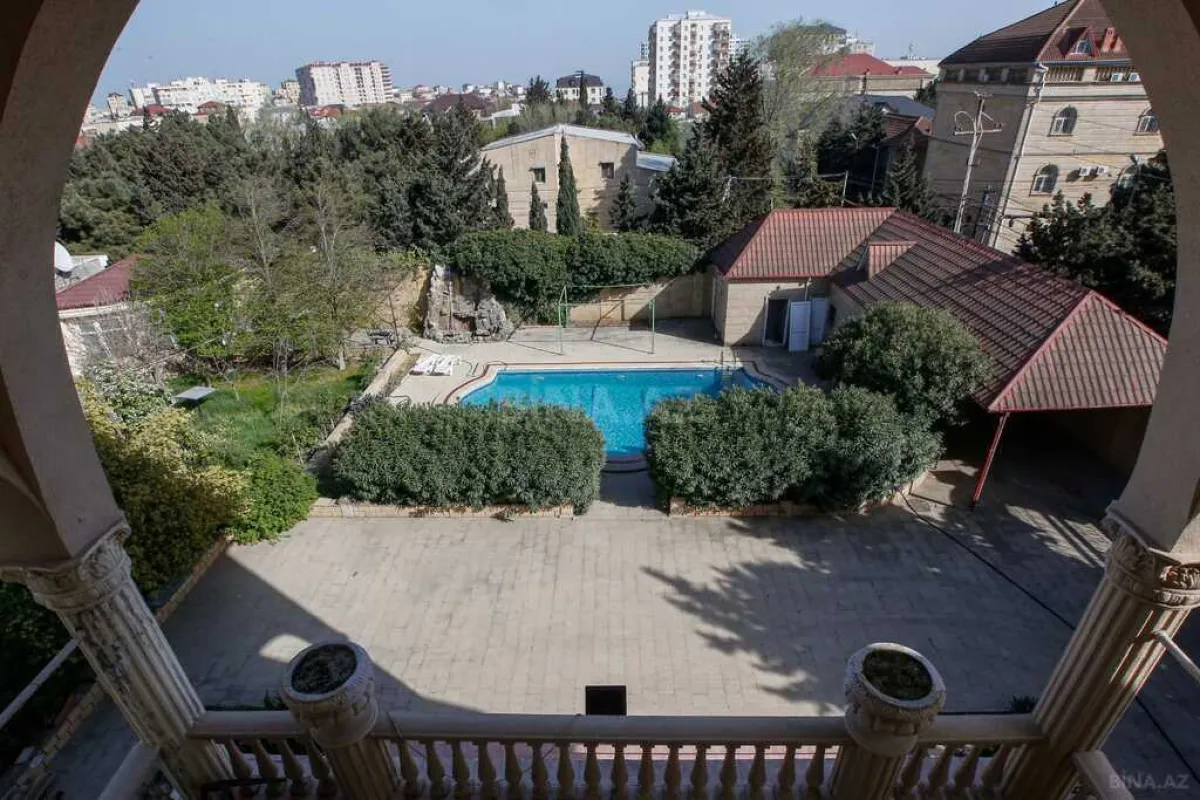 Kirayə verilir 8 otaqlı həyət evi 368 m²