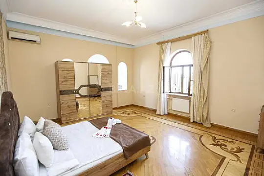 Kirayə verilir 8 otaqlı həyət evi 368 m²