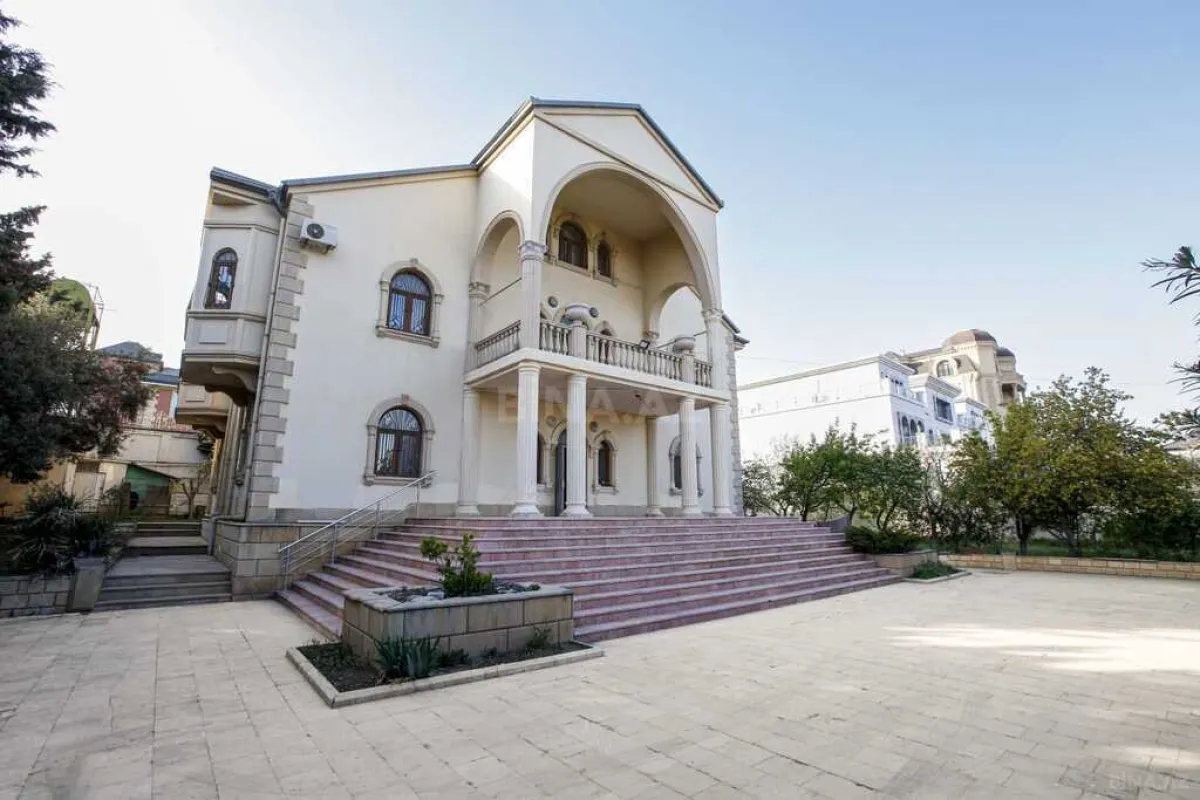 Kirayə verilir 8 otaqlı həyət evi 368 m²