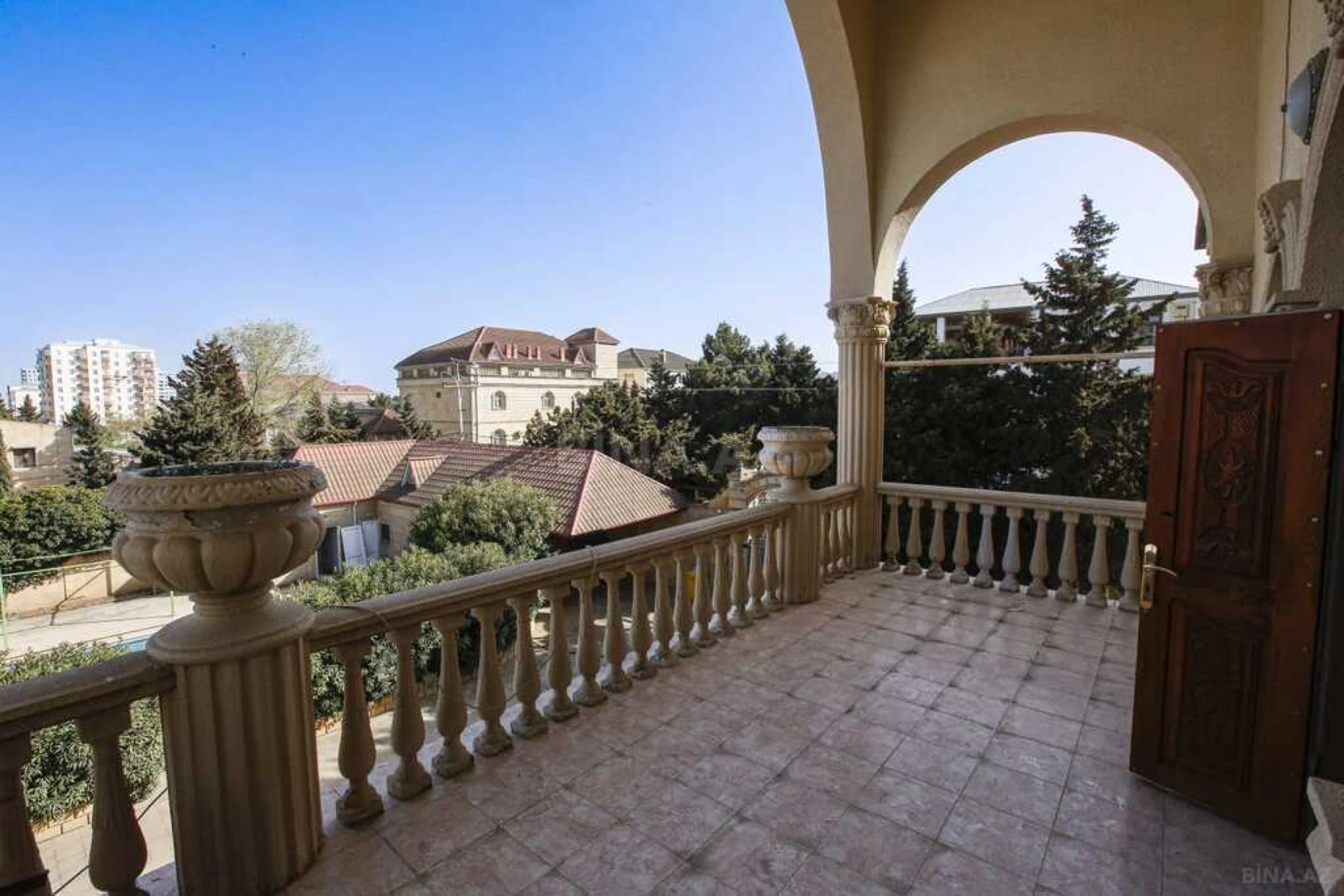 Kirayə verilir 8 otaqlı həyət evi 368 m²