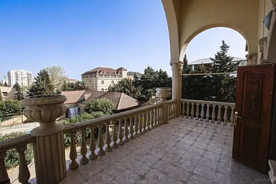 Kirayə verilir 8 otaqlı həyət evi 368 m²