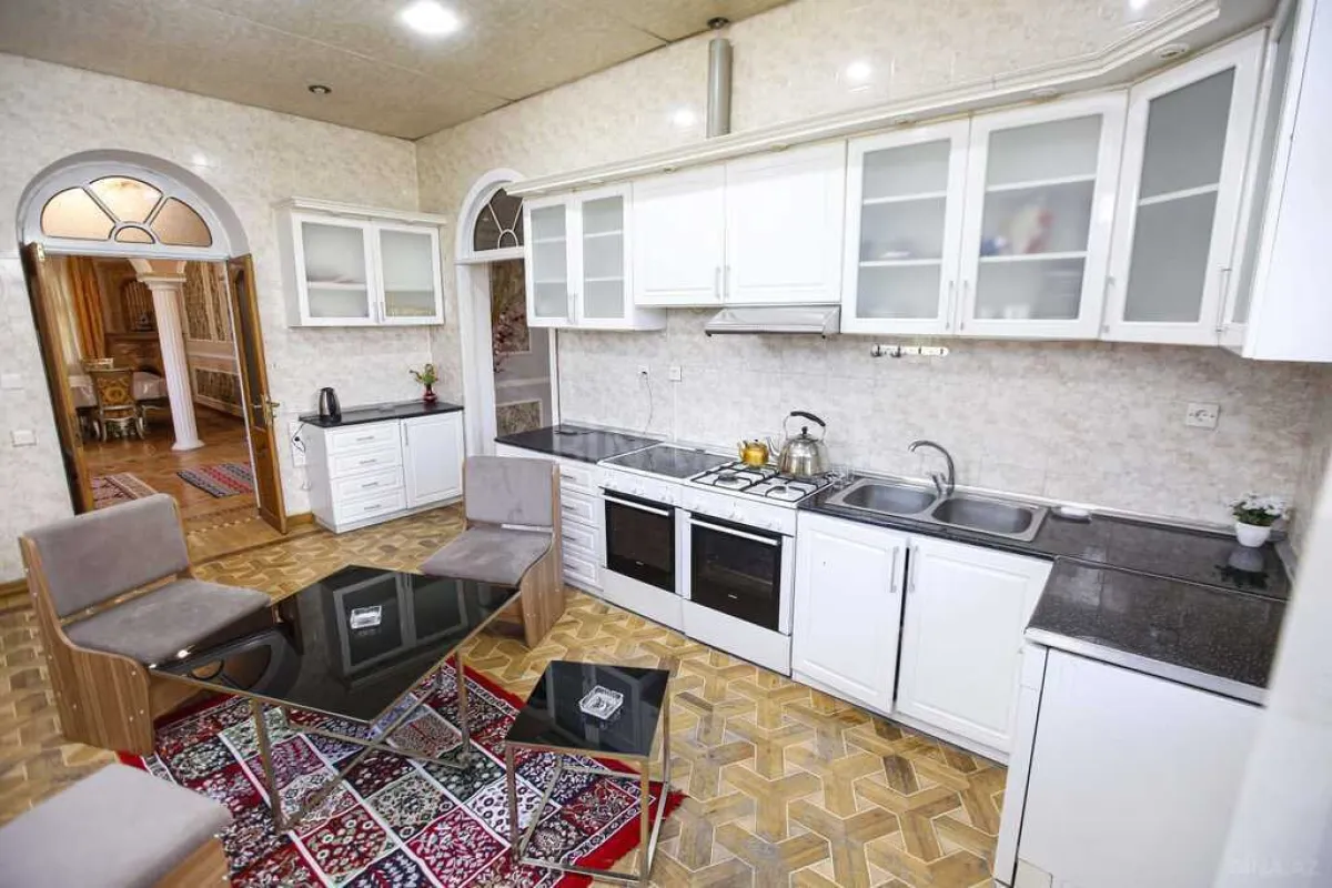 Kirayə verilir 8 otaqlı həyət evi 368 m²
