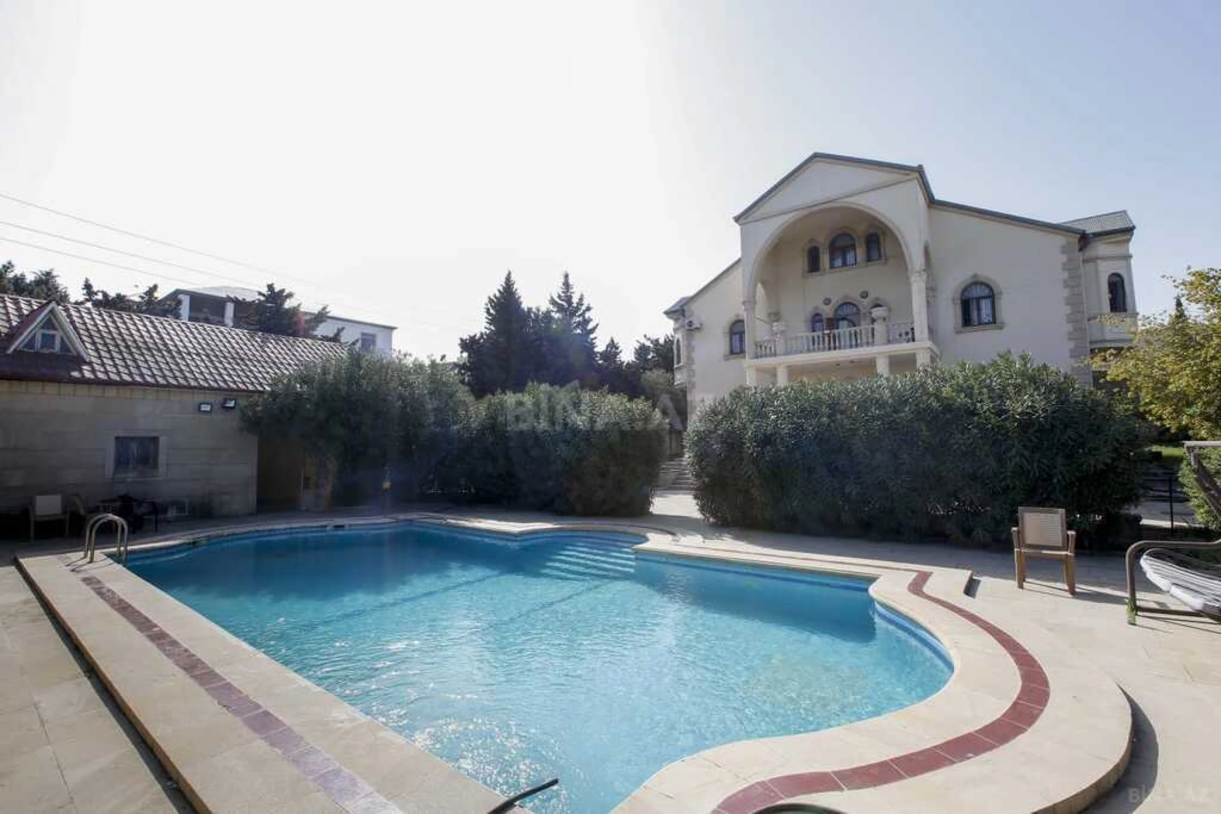 Kirayə verilir 8 otaqlı həyət evi 368 m²