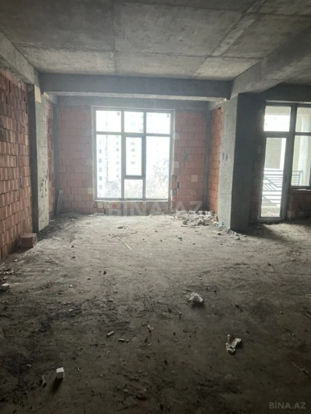 Satılır 4 otaqlı mənzil 192 m²