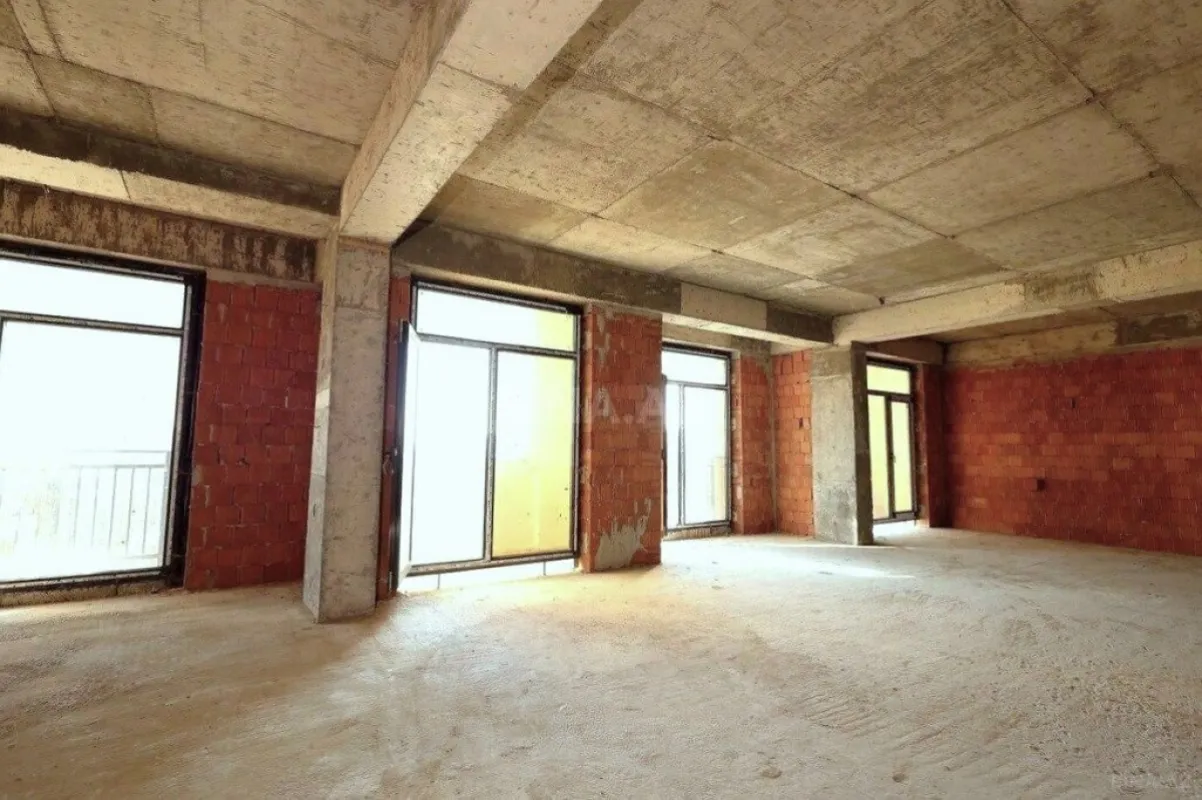 Satılır 5 otaqlı mənzil 268 m²