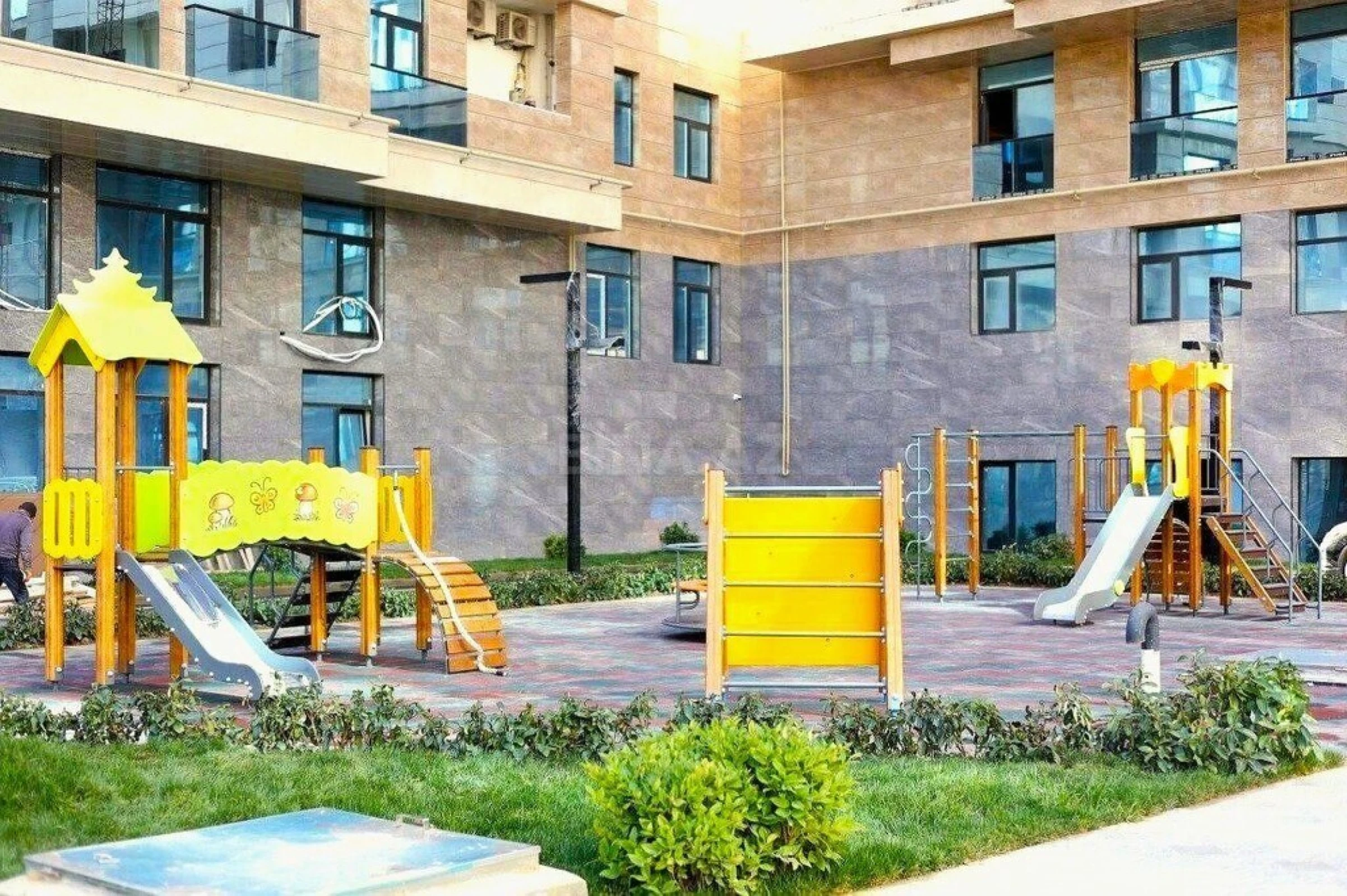 Satılır 5 otaqlı mənzil 268 m²