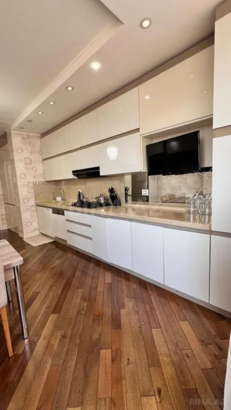 Satılır 4 otaqlı mənzil 165 m²