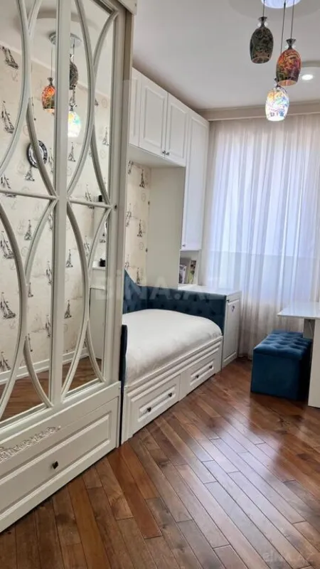 Satılır 4 otaqlı mənzil 165 m²