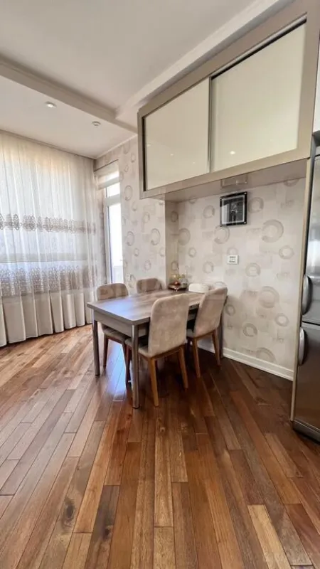 Satılır 4 otaqlı mənzil 165 m²
