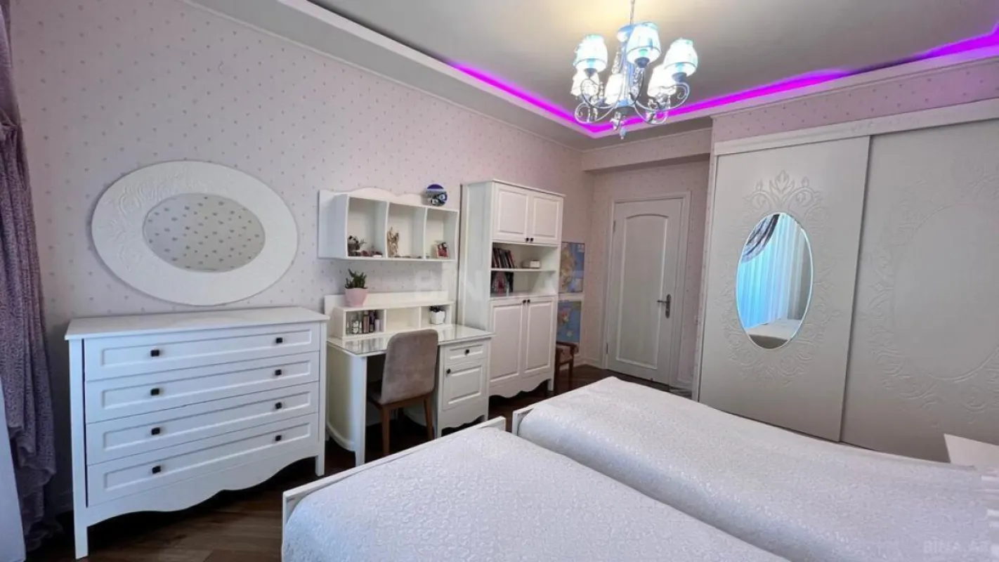 Satılır 4 otaqlı mənzil 165 m²