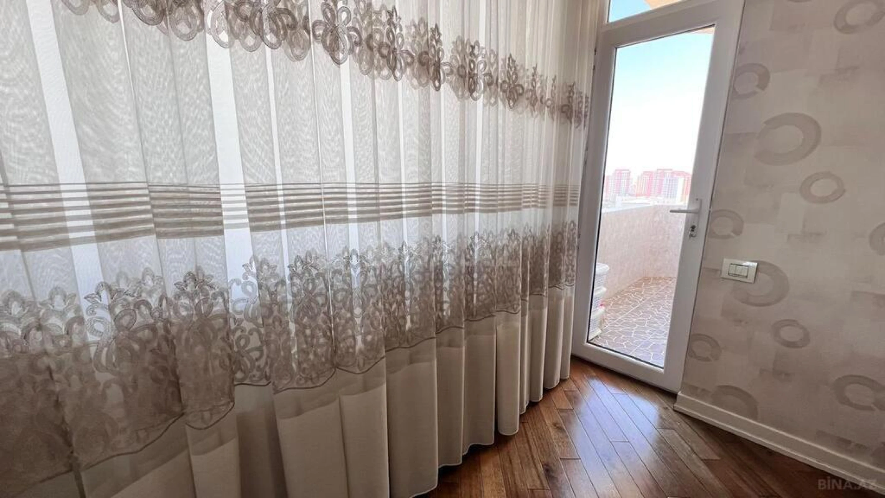 Satılır 4 otaqlı mənzil 165 m²