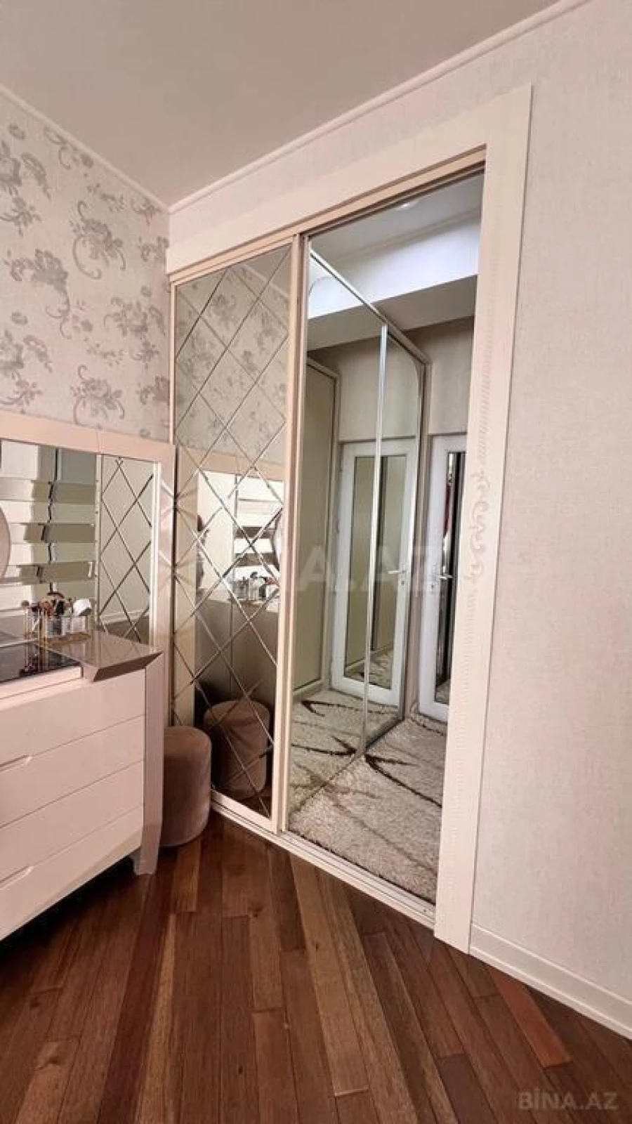 Satılır 4 otaqlı mənzil 165 m²