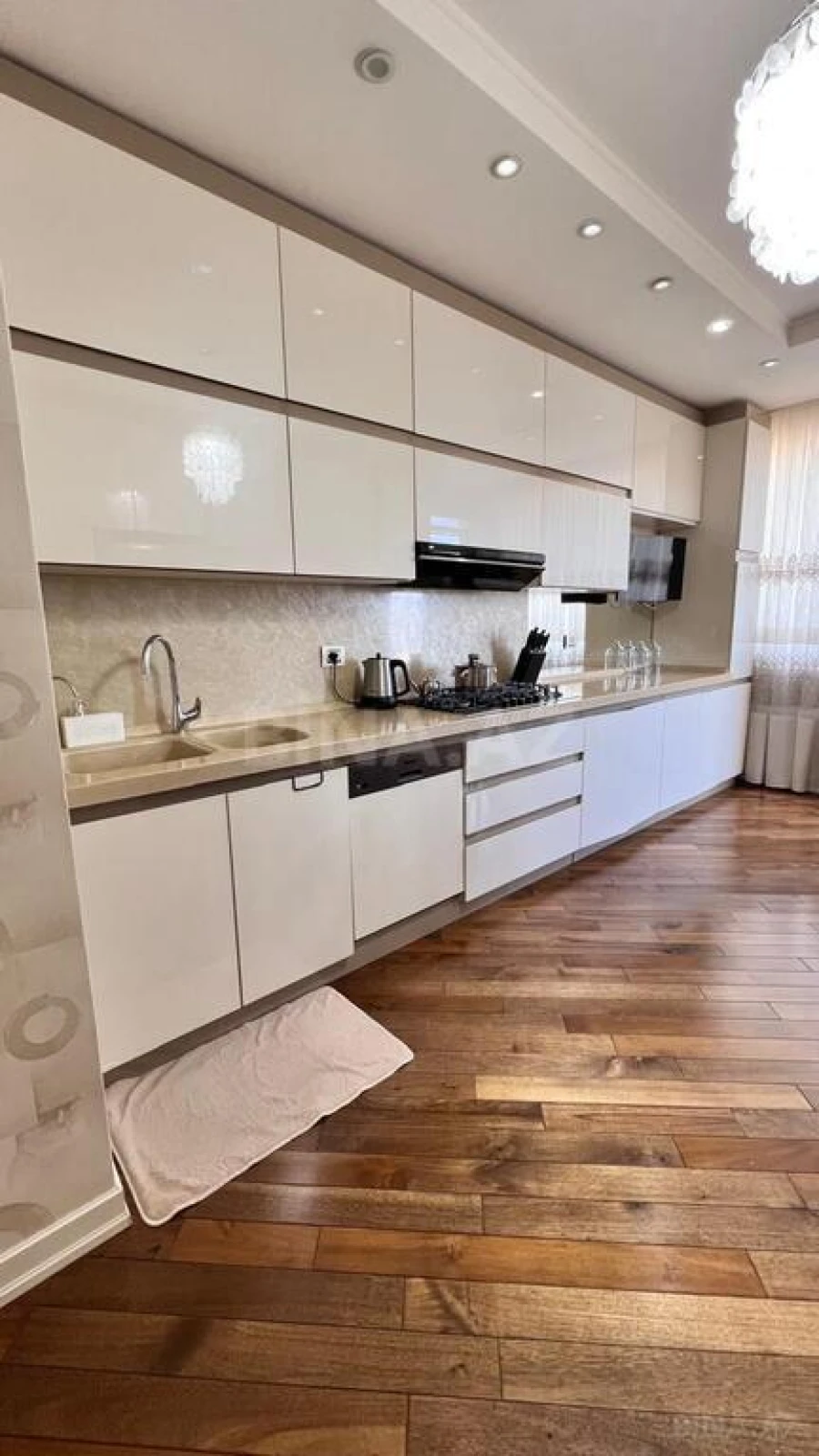 Satılır 4 otaqlı mənzil 165 m²