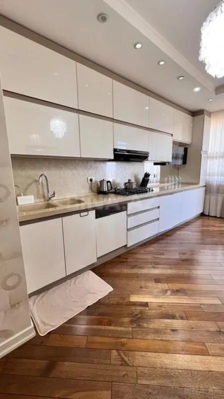 Satılır 4 otaqlı mənzil 165 m²