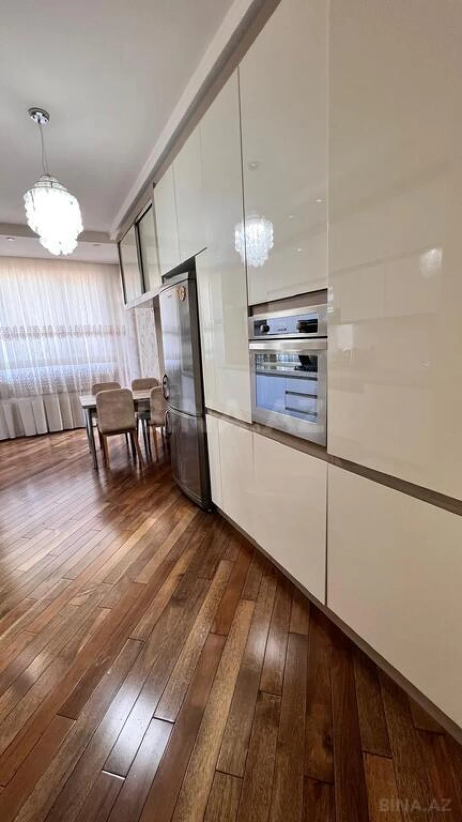 Satılır 4 otaqlı mənzil 165 m²