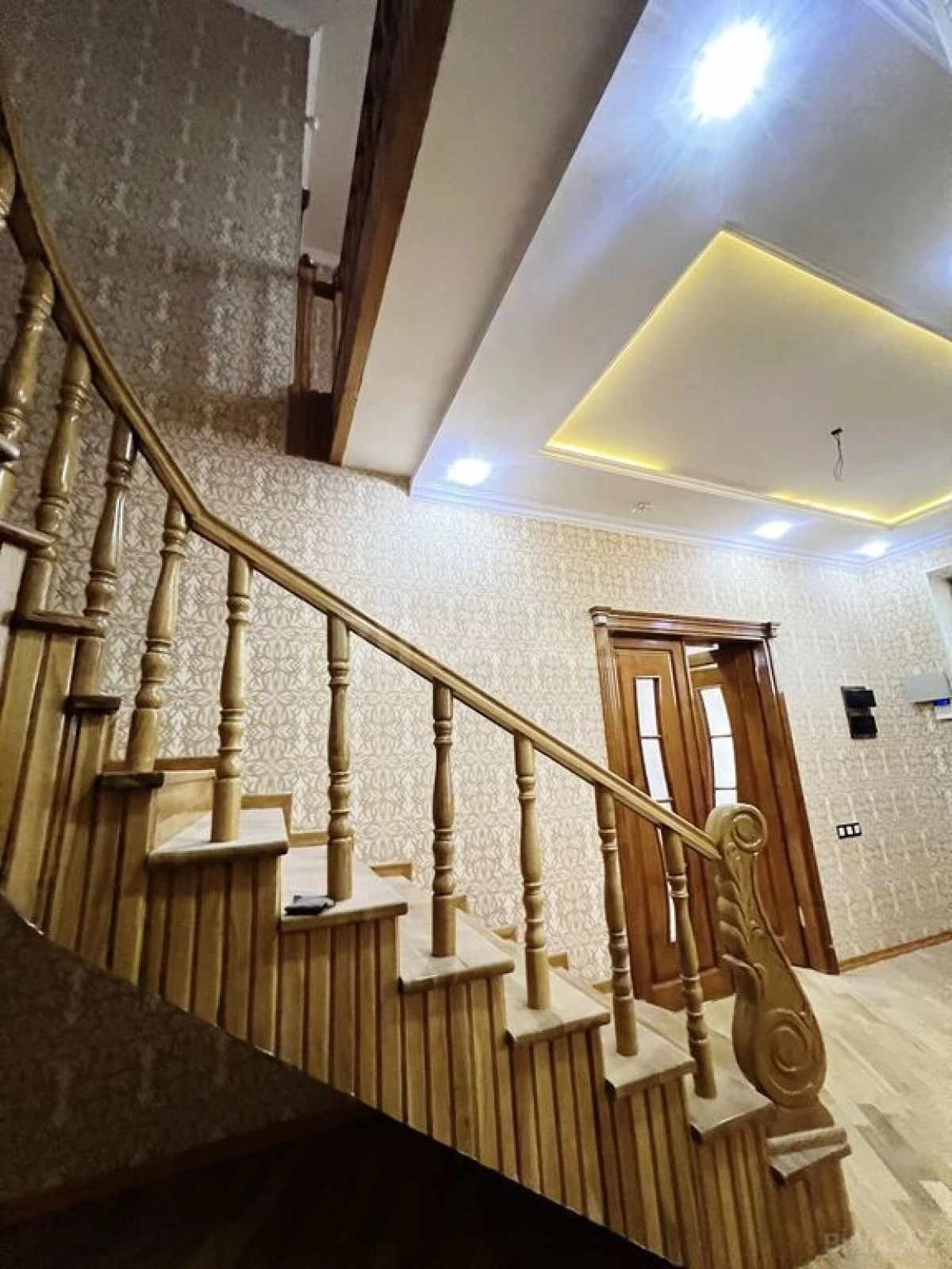 Satılır 5 otaqlı həyət evi 400 m²