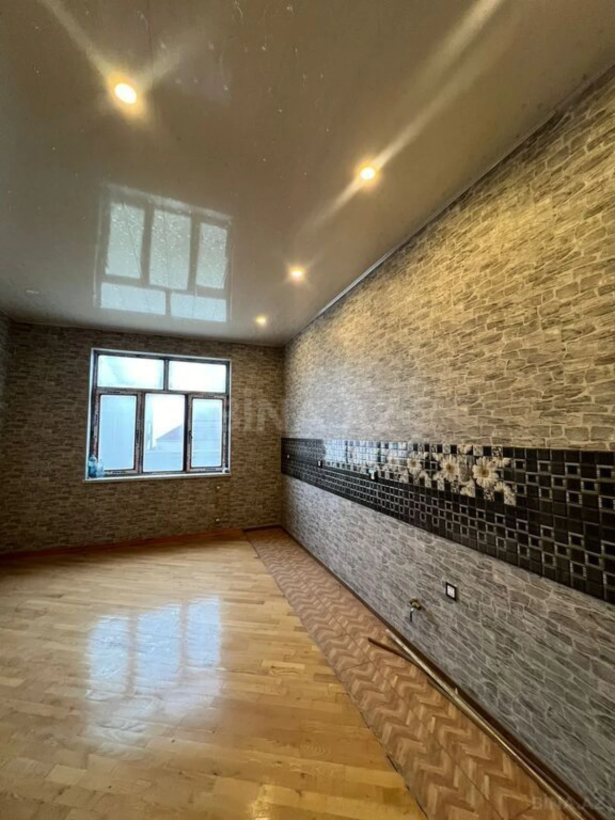 Satılır 5 otaqlı həyət evi 400 m²