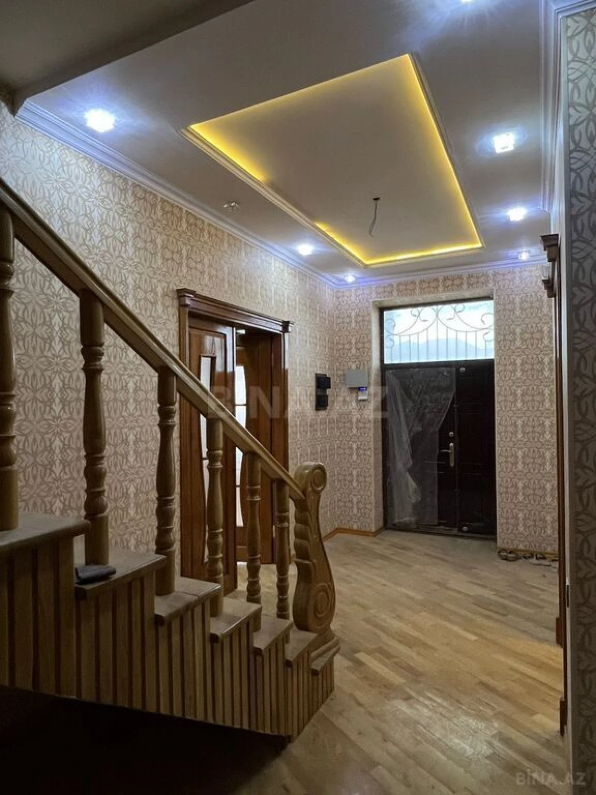 Satılır 5 otaqlı həyət evi 400 m²