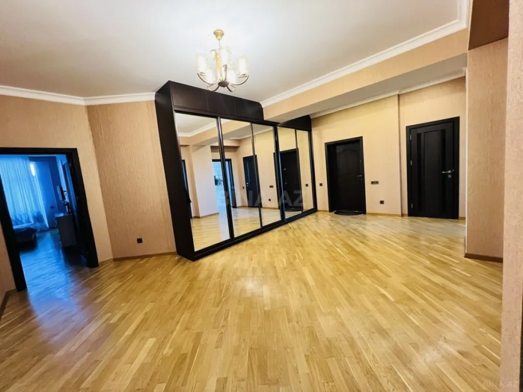 Satılır 3 otaqlı mənzil 145 m²