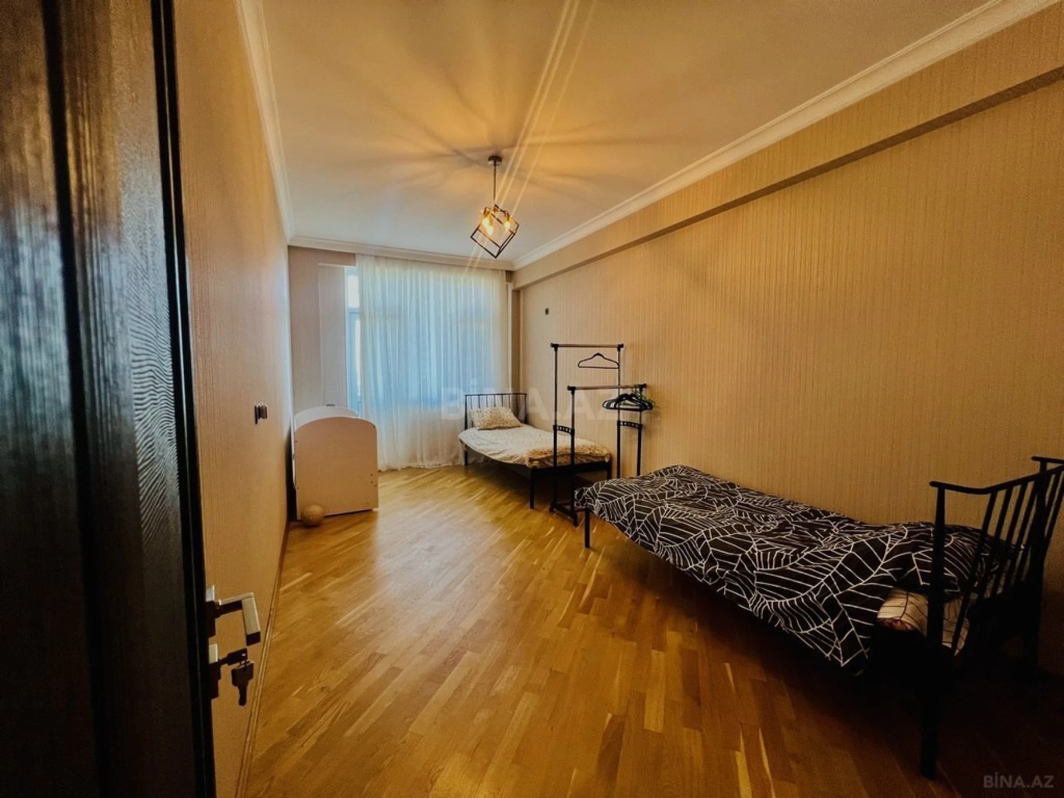 Satılır 3 otaqlı mənzil 145 m²
