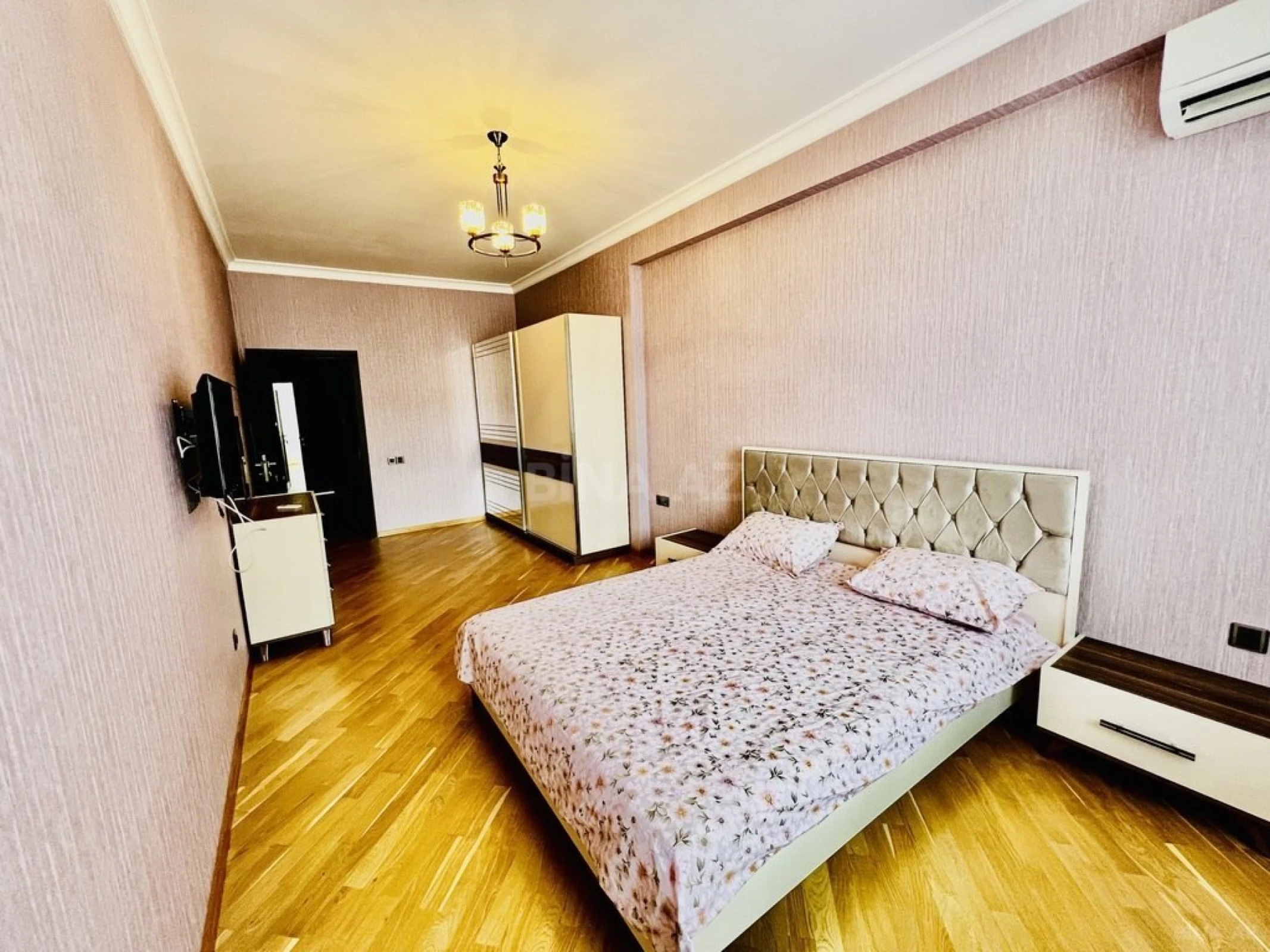 Satılır 3 otaqlı mənzil 145 m²