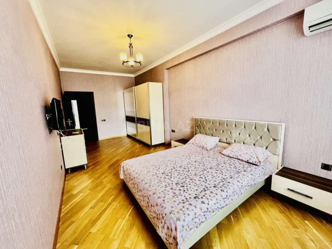 Satılır 3 otaqlı mənzil 145 m²