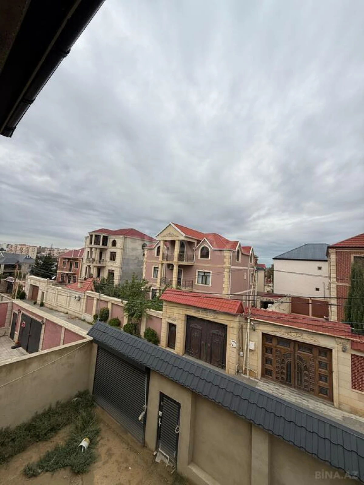 Satılır 5 otaqlı həyət evi 200 m²