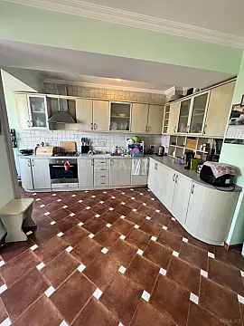 Satılır 4 otaqlı mənzil 147 m²