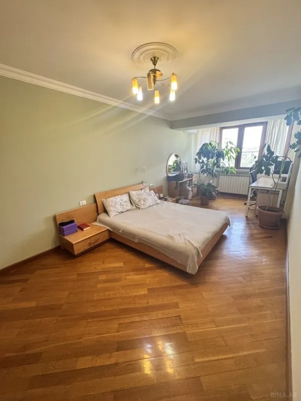 Satılır 4 otaqlı mənzil 147 m²