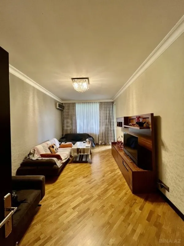 Satılır 3 otaqlı mənzil 135 m²