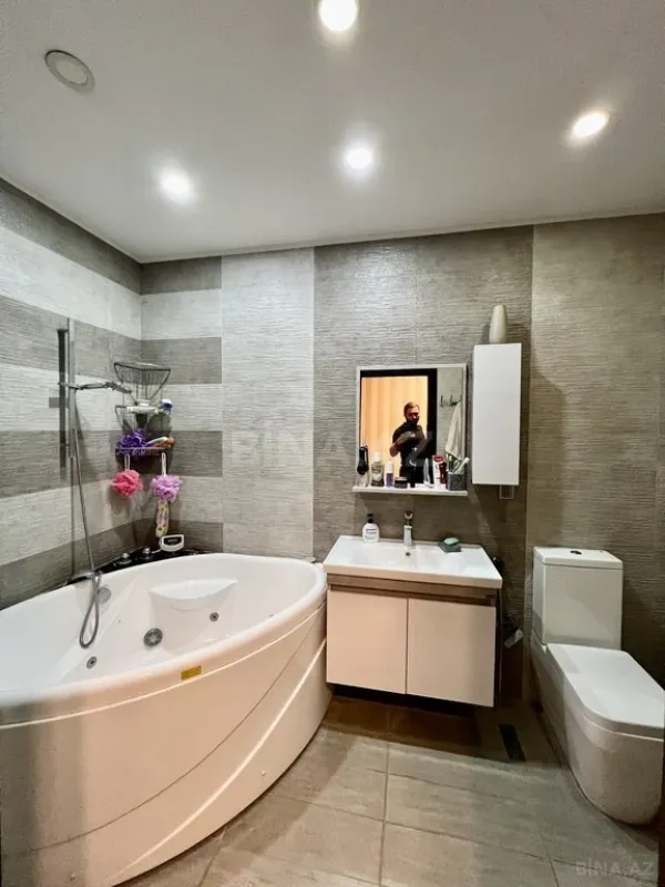 Satılır 3 otaqlı mənzil 135 m²