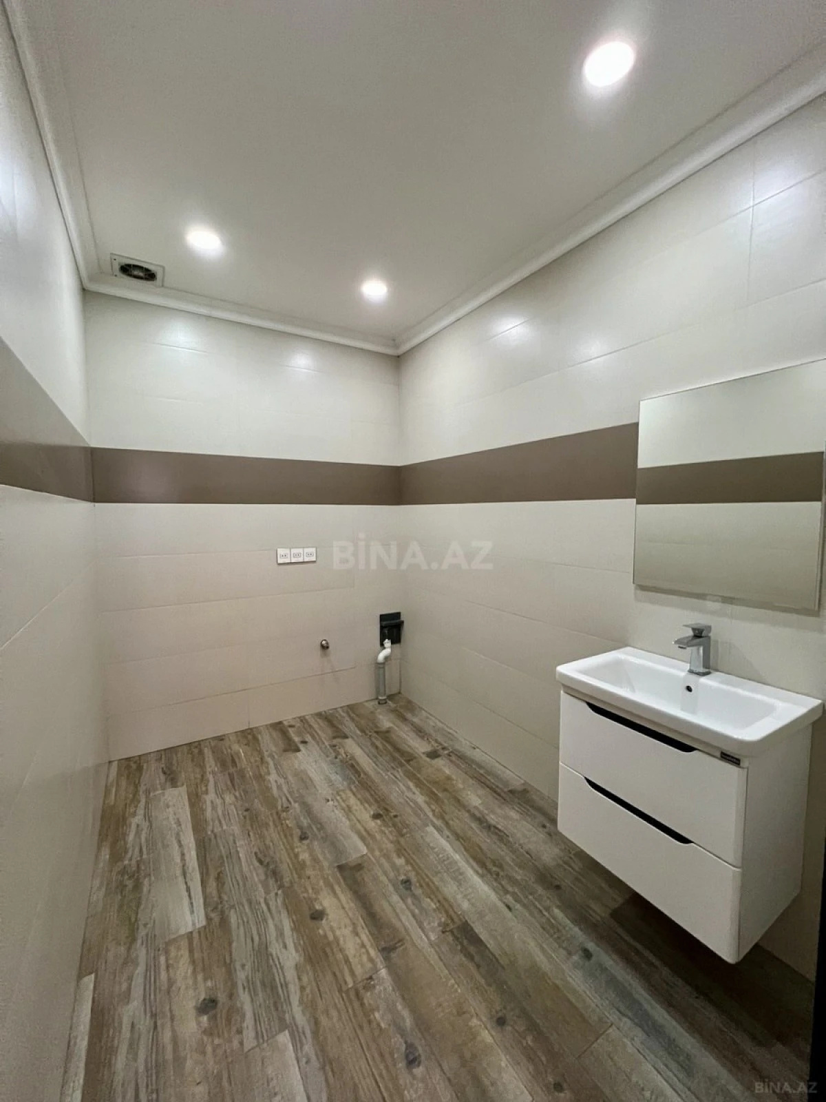 Satılır 3 otaqlı mənzil 135 m²