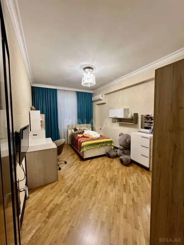 Satılır 3 otaqlı mənzil 135 m²