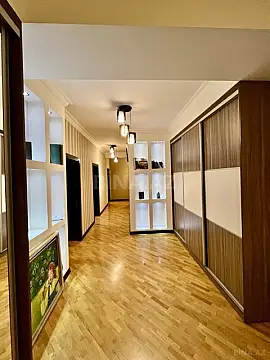 Satılır 3 otaqlı mənzil 135 m²