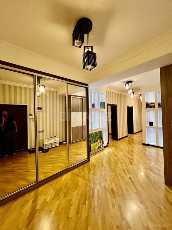 Satılır 3 otaqlı mənzil 135 m²
