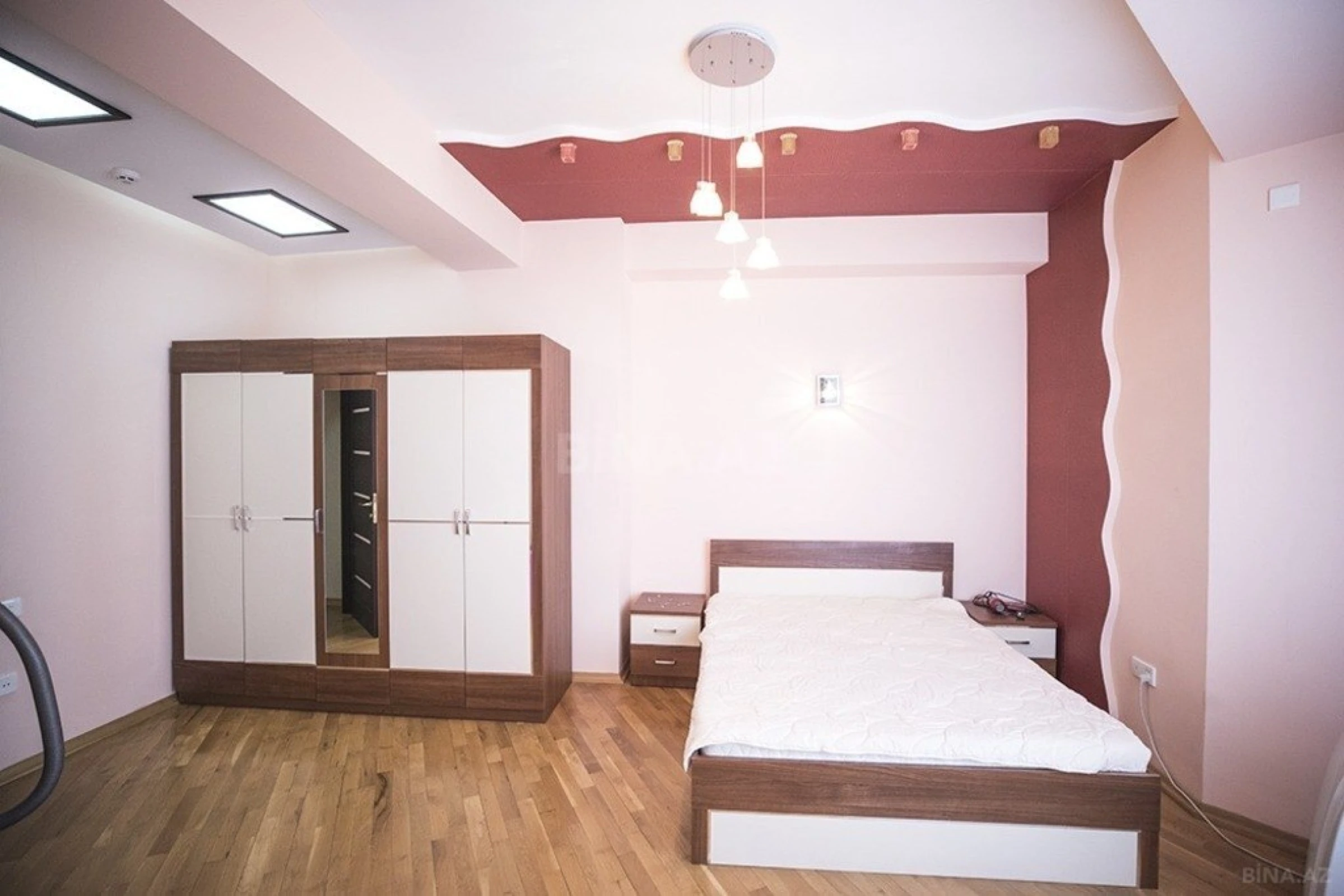 Kirayə verilir 4 otaqlı mənzil 240 m²