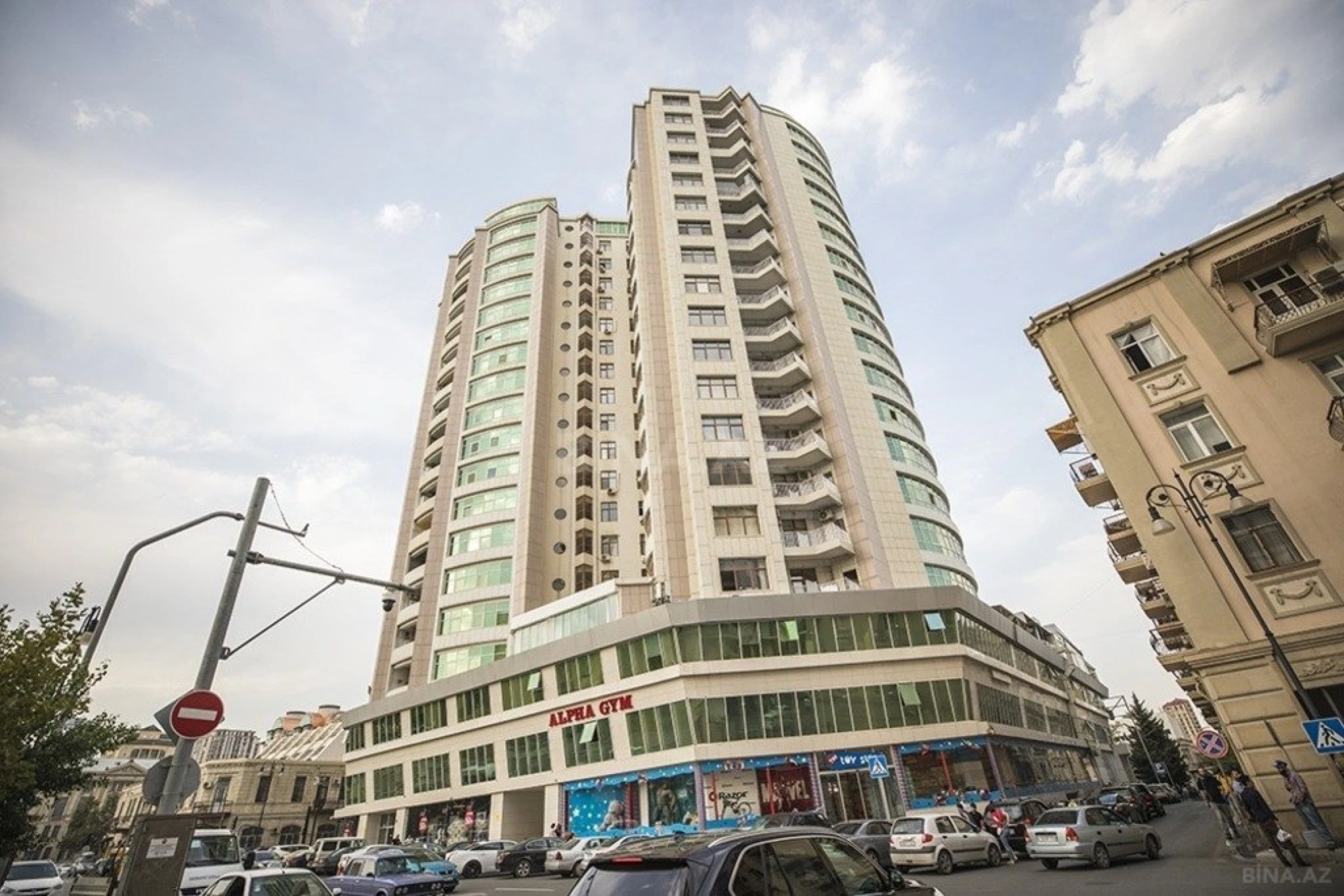 Kirayə verilir 4 otaqlı mənzil 240 m²