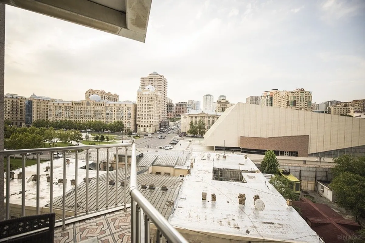 Kirayə verilir 4 otaqlı mənzil 240 m²