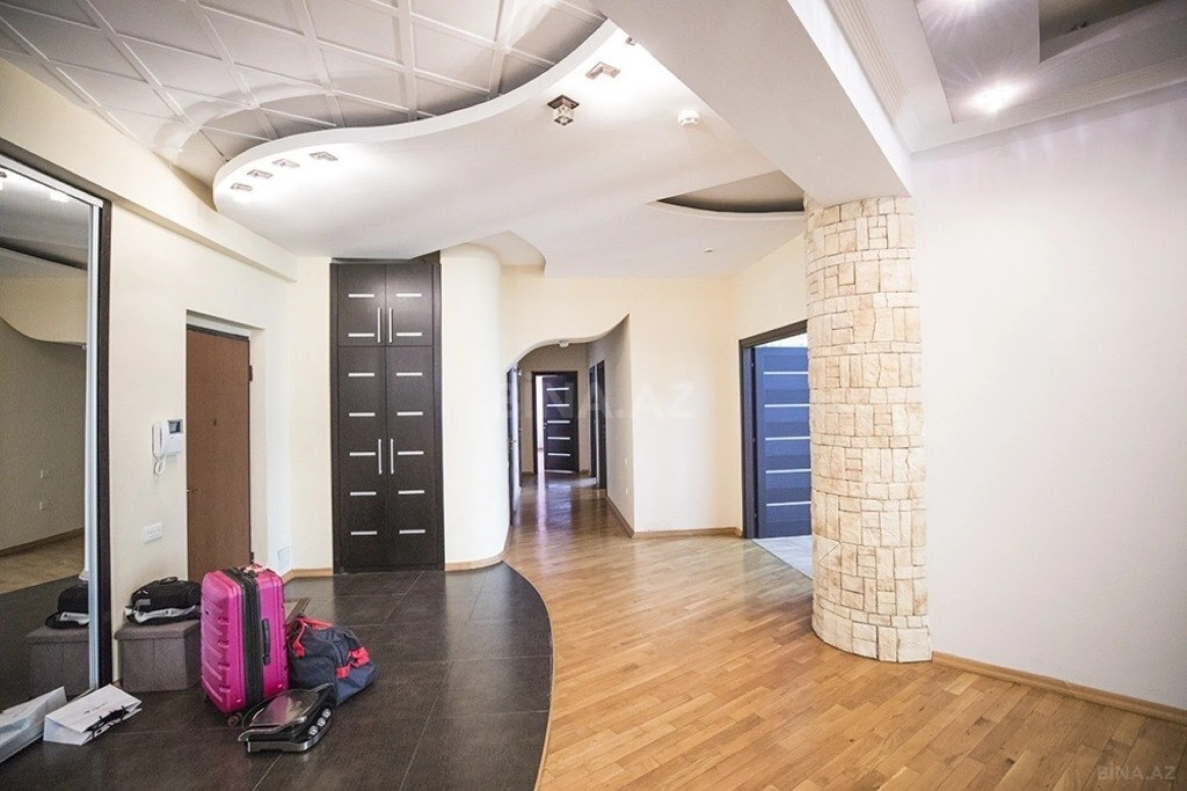 Kirayə verilir 4 otaqlı mənzil 240 m²