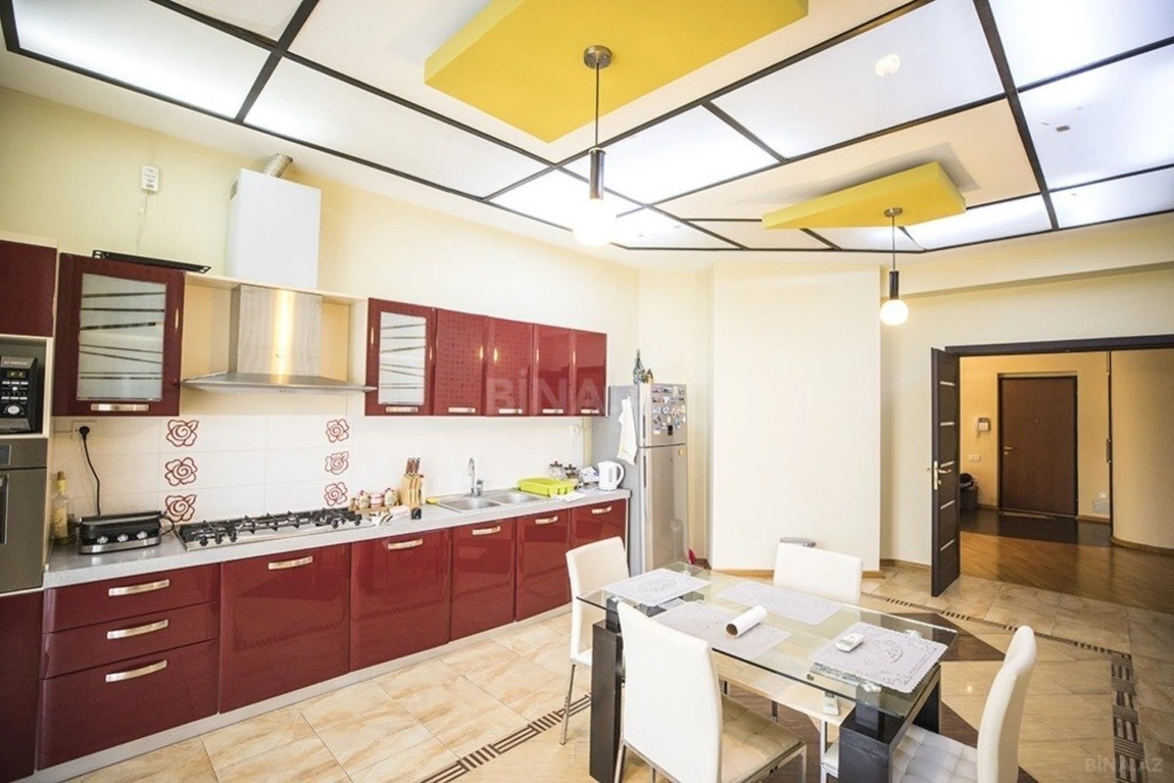 Kirayə verilir 4 otaqlı mənzil 240 m²