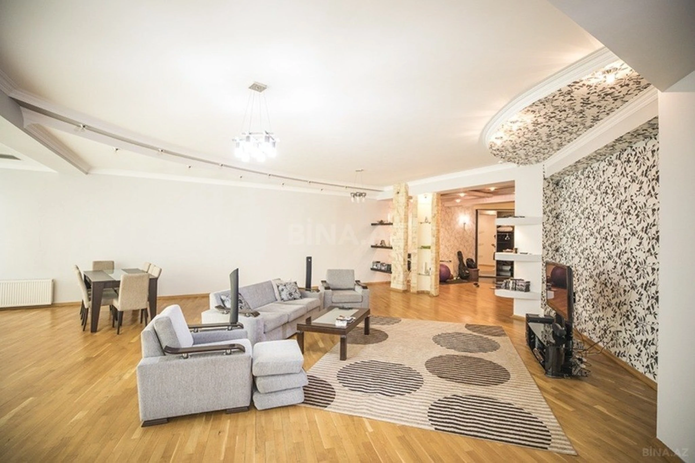 Kirayə verilir 4 otaqlı mənzil 240 m²