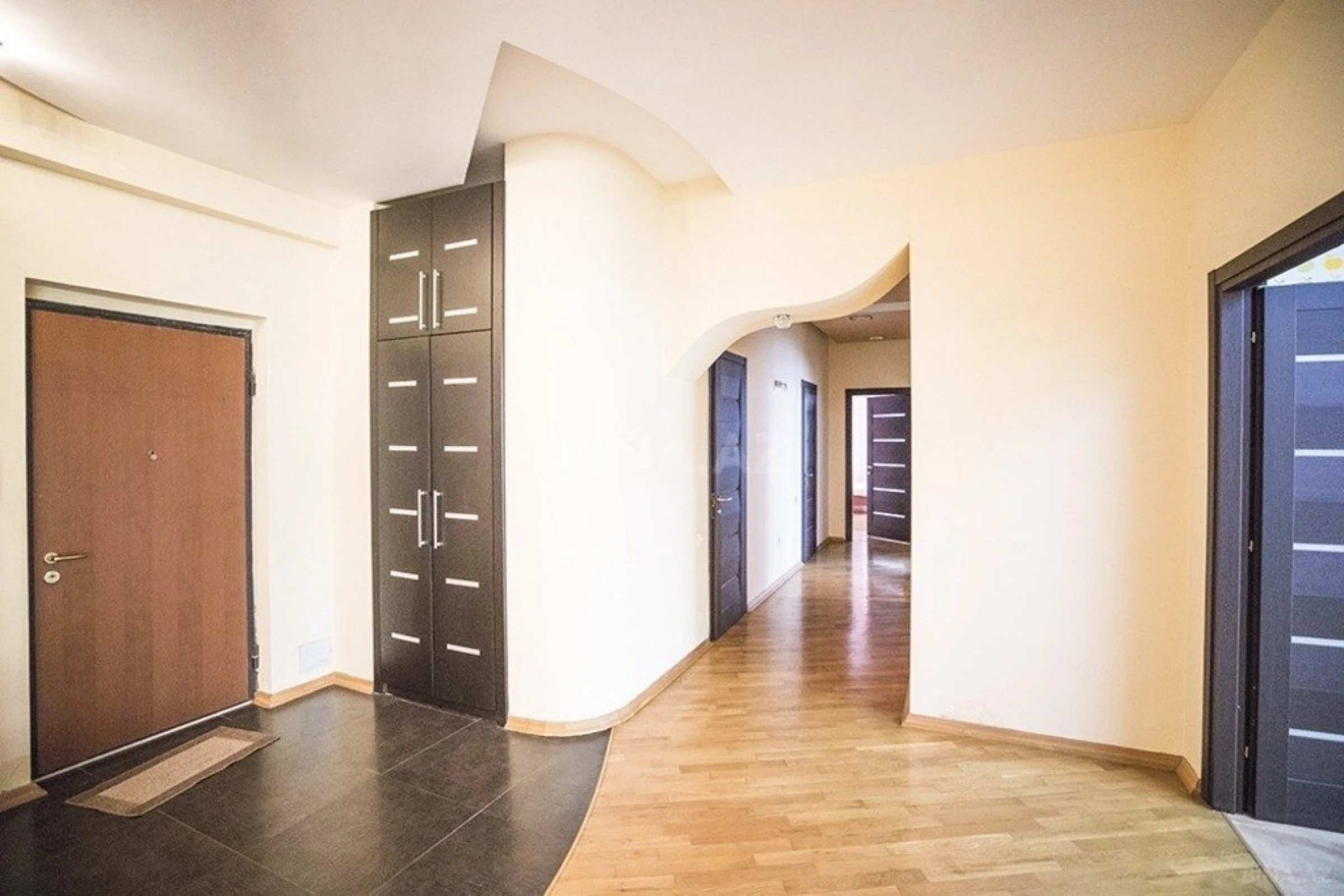 Kirayə verilir 4 otaqlı mənzil 240 m²