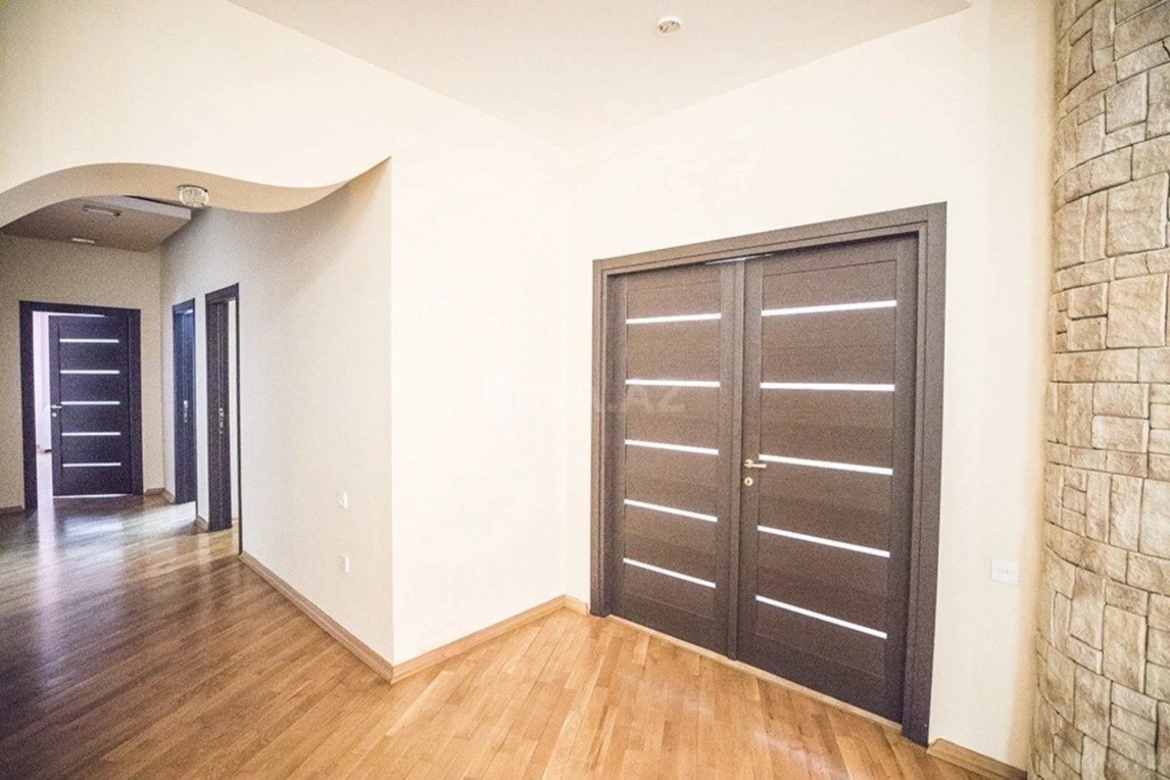 Kirayə verilir 4 otaqlı mənzil 240 m²